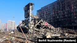 Разрушенный торговый центр в Киеве, архивное фото 