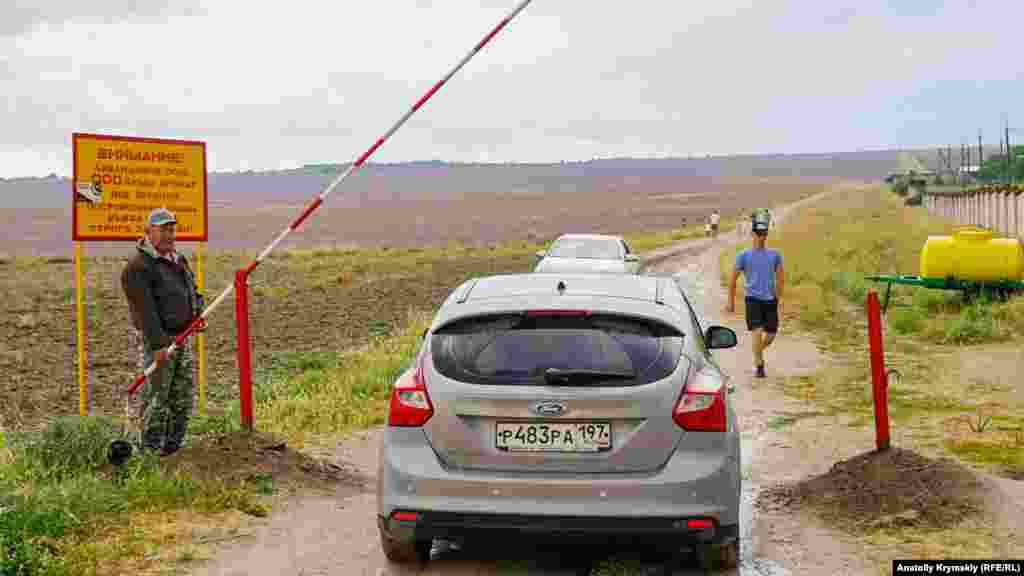 На в&#39;їзді на лавандове поле чергує охоронець підприємства &laquo;Крим-Аромат&raquo;. За проїзд дорогою до поля потрібно заплатити 500 рублів (220 гривень)