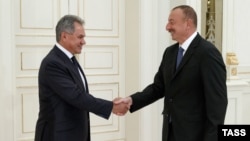 Azerbaijan -- Russian Defense Minister Sergey Shoygu (L) meets with Azerbaijani President Ilham Aliyev in Baku, August 14, 2016