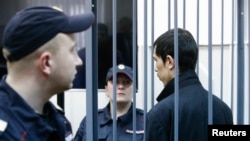 Аброр Азимов (справа), подозреваемый в причастности к взрыву в питерском метро, в суде Москвы. 18 апреля 2017 года.