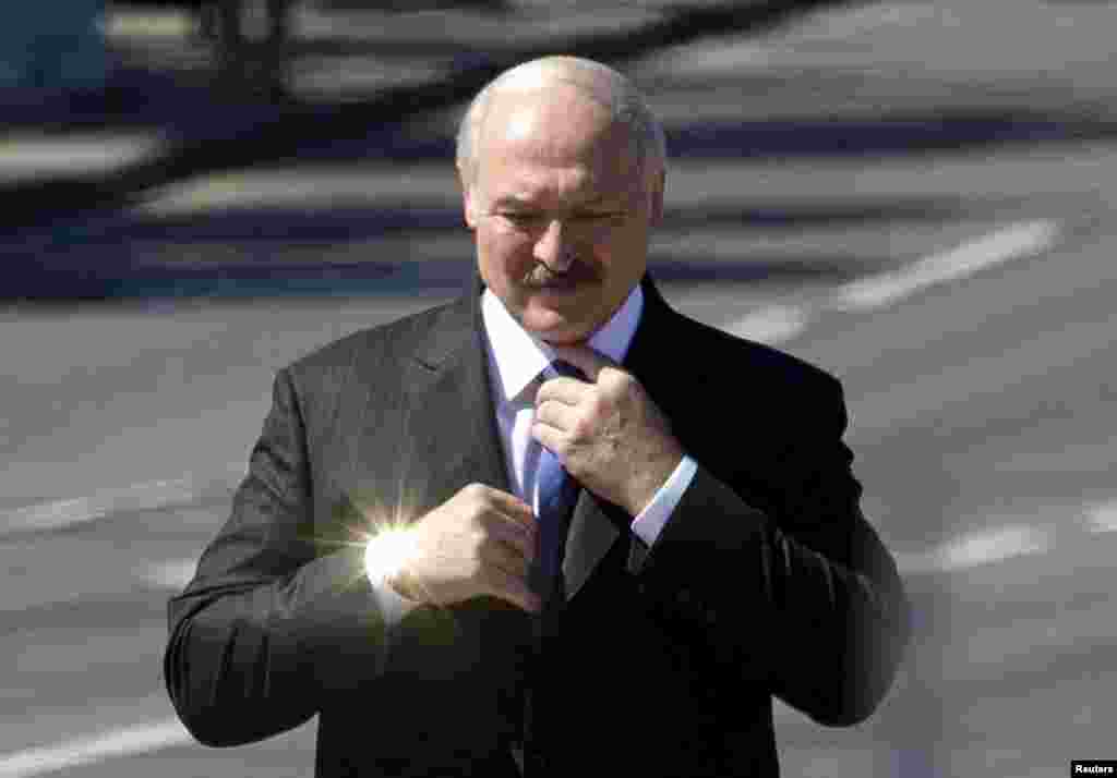 Belarus prezidenti Aleksandr Lukaşenka garaşsyzlyk gününde çemen goýuş dabarasyna gatnaşýar.&nbsp; Minsk, 3-nji iýul. (Reuters/Vasily Fedosenko)