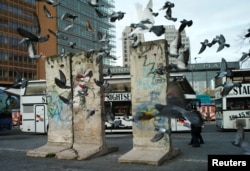 Фрагменты Берлинской стены на Потсдамской площади в Берлине оставлены для напоминания о событиях 30-летней давности