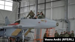 Aleksandar Vulin je sa Ljubišom Dikovićem obišao radove na remontu letelica na vojnom aerodromu u Batajnici
