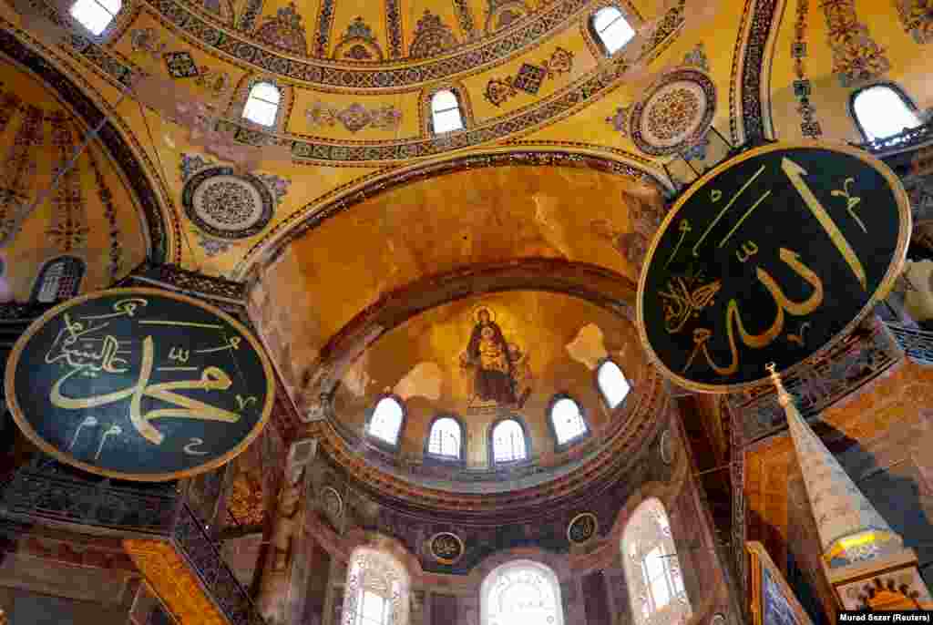 ТУРЦИЈА - Мозаиците во Аја Софија во Истанбул ќе бидат покриени со завеси или со ласери за време на муслиманската молитва, објави портпаролот на турската владејачка Партија на правдата и развојот (АКП), откако претседателот Таип Ердоган го претвори музејот во џамија, јави Ројтерс. Христијанските икони ќе бидат откриени и отворени за сите посетители во текот на останатото време, а влезот ќе биде бесплатен, рече Омар Челик. Сè уште не е јасно како ласерите ќе ги покриваат мозаиците.