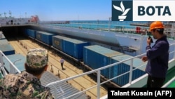 Disa persona duke punuar në portin Aktau të Kazakistanit, qendër për Korridorin e Mesëm. Fotografi ilustruese nga arkivi. 