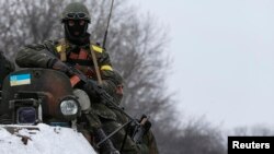 Українській військовослужбовець у Дебальцеві. 10 лютого 2015 року