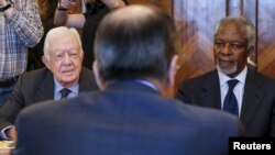 Sergei Lavrov përballë ish-presidentit amerikan Jimmy Carter (majtas) dhe ish-sekretarit të përgjithshëm të OKB-së Koffi Annan