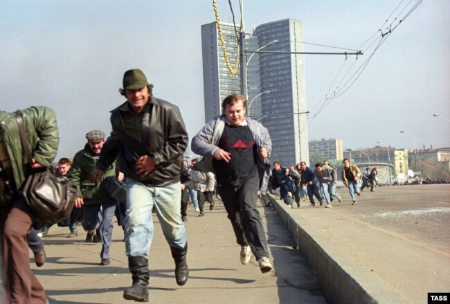 By midday, troops had entered the parliament building and had begun clearing it floor-by-floor. Order was slowly restored in the streets, although occasional sniper fire continued throughout the day.