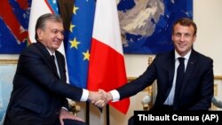 Президенты Узбекистана и Франции Шавкат Мирзияев и Эммануэль Макрон. Архивное фото.