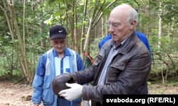 Ян Дзяржаўцаў паказвае чэрап з кулявой адтулінай