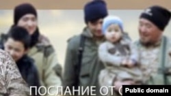 Марат Мәуленовтің (оң жақта) әлеуметтік желі арқылы тараған видеосынан алынған скриншот.