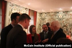 John McCain și Irina Gotișan (centru), fostă stagiară a RFE/RL și participantă la un program de liderism al Institutului McCain