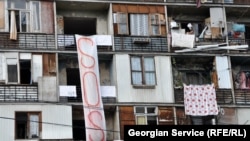 52 тысячи семей беженцев по всей Грузии ждут расселения. Власти не справляются с этим процессом, а потому людям приходится подолгу ждать получения квартир