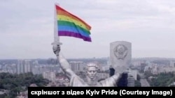 Організатори Kyiv Pride «прикрасили» монумент у Києві прапором ЛГБТ