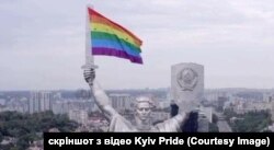 Організатори Kyiv Pride «прикрасили» монумент у Києві прапором ЛГБТ. Хоч насправді ніхто прапор на монумент не закріплював: він просто пролітав повз монумент, а інший дрон просто зняв прапор у такому ракурсі