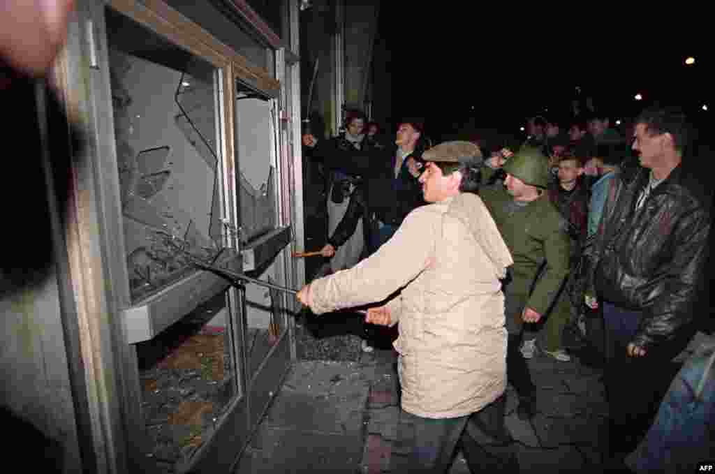 Anti-Yeltsin protesters breaking windows at Moscow's Ostankino broadcast center on the night of October 3.