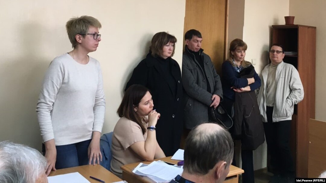 Эльвира Дмитриева (слева) в суде в Казани