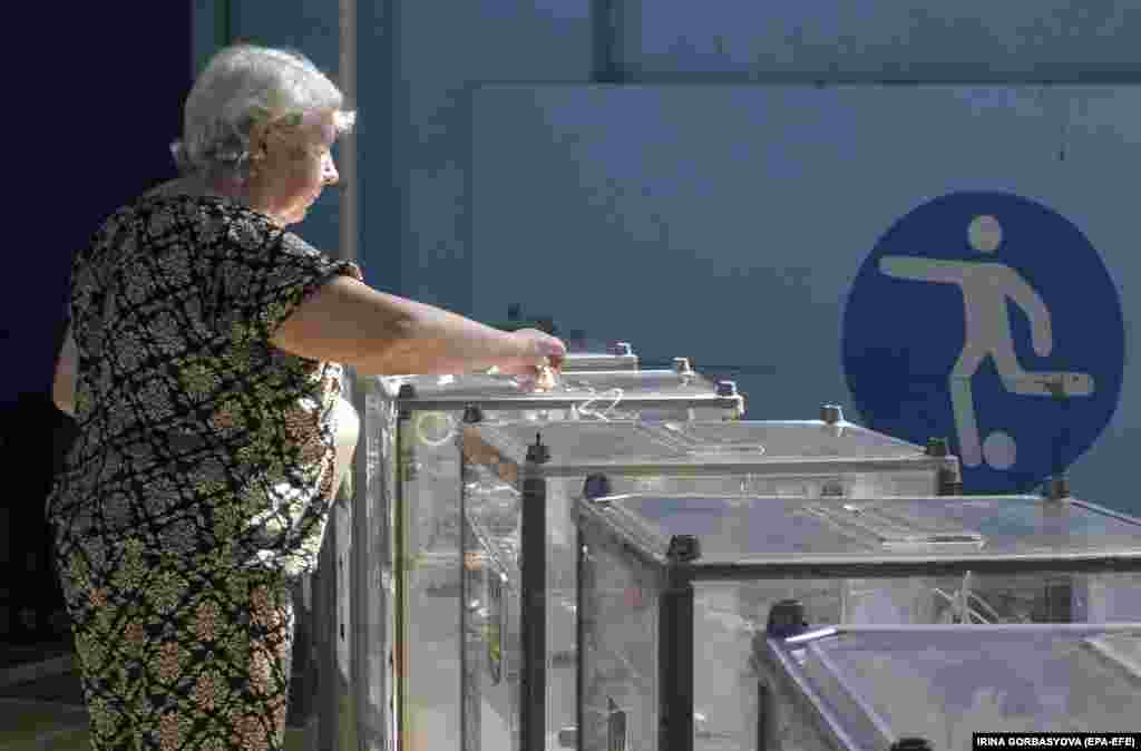 An elderly Ukrainian woman casts her ballot at a polling station during parliamentary elections in the eastern city of Mariupol, Ukraine. (EPA-EFE/Irina Gorbasyova)