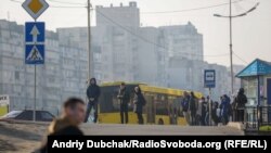 Ділянка лежить у районі Оболоні, неподалік від станції метро «Героїв Дніпра»