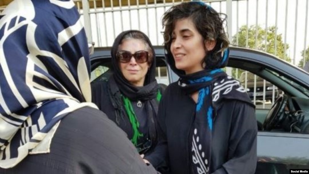 آنیشا اسداللی (سمت راست) برای اجرای حکم سه ماه زندان بازداشت شده است
