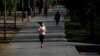 Një grua me maskë në fytyrë duke vrapuar në një park në Madrid. Spanja ka qenë një ndër vendet më të prekura në Evropë nga sëmundja COVID-19.