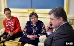 Sora Nadiei Savchenko's, Vira, mama ei Mariia și Petro Poroșenko vorbind la telefon cu Nadia Savcenko, Kiev, 19 aprilie, 2016