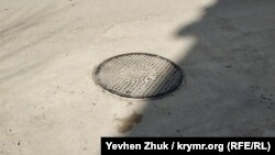 Канализационный люк 1920-х годов на проезжей части улицы Большая Морская