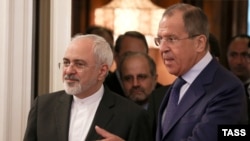 Russia -- Russian Foreign Minister Sergei Lavrov (R) and his Iranian counterpart Mohammad Javad Zarif enter a hall during their meeting in Moscow, August 17, 2015