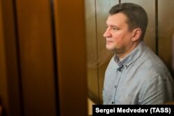 Mayor Yevgeny Arapov attends a court hearing in Orenburg on August 16.