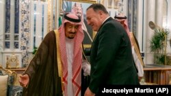 ABŞ dövlət katibi Mike Pompeo (sağda) və kral Salman iyunun 24-də Ciddə şəhərində görüşüblər