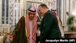 Սաուդյան Արաբիայի Սալման թագավորը և ԱՄՆ պետական քարտուղար Մայք Փոմփեոն, Ջիդդա, 24 հունիսի, 2019թ.