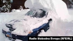 Автомобил затрупан со снег во Дебар.