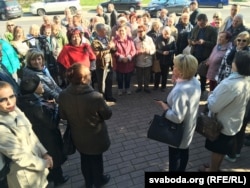 Поляки прийшли підтримати голову Союзу поляків у Білорусі Анжеліку Борис під час суду в Гродні, 23 квітня 2019 року