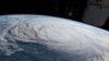 Сотні тисяч людей втікають із південно-східного узбережжя США через «історичний ураган»