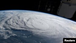 За прогнозом, ураган принесе на сушу сильні вітри і зливи, на даний час «Флоренс» має швидкість вітру 225 кілометрів на годину