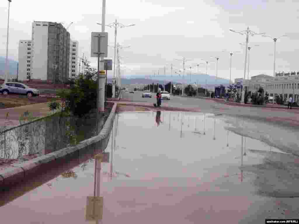 На проезжей части после осадков застаивается дождевая вода 