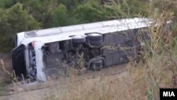 Автобус со патници се преврте на автопатот Скопје - Велес.