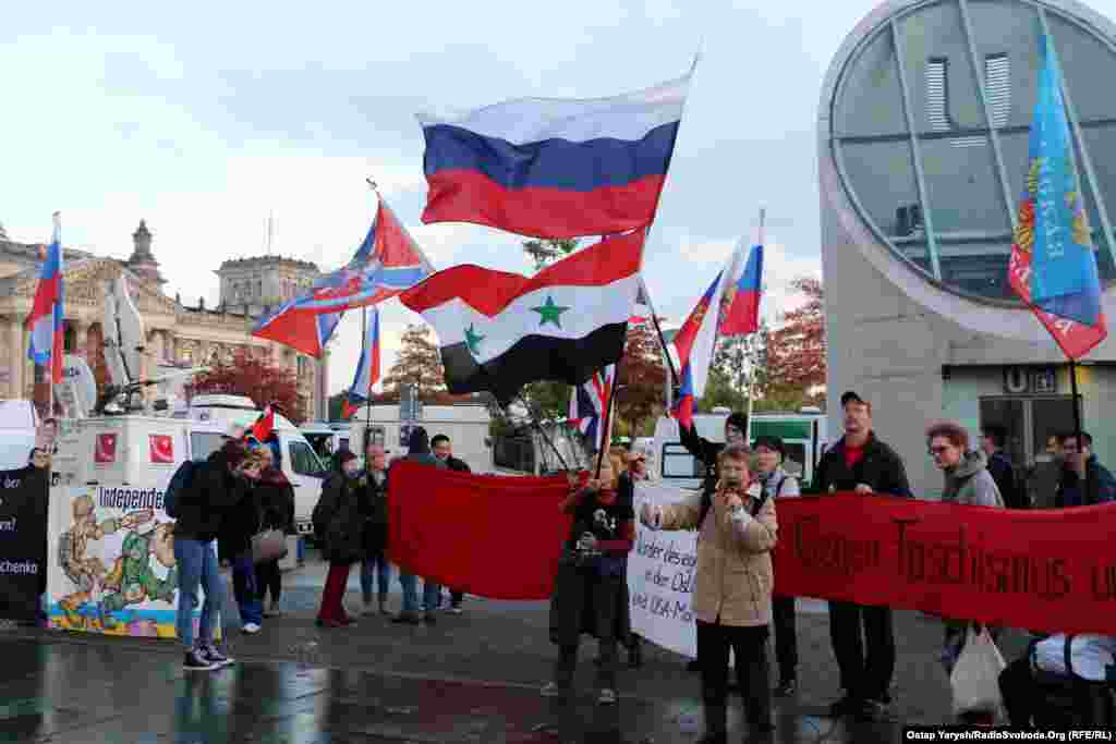 На акції майорять прапори Росії, Радянського Союзу, а також так званої &laquo;Новоросії&raquo; й угруповань &laquo;ДНР&raquo; і &laquo;ЛНР&raquo;, які визнані в Україні терористичними