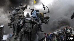 Дым от горящих покрышек на Площади Независимости в Киеве во время стрельбы по протестующим 20 февраля 2014 года