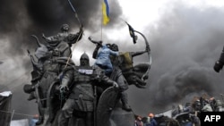 Дым от горящих покрышек на Площади Независимости в Киеве во время стрельбы по протестующим, 20 февраля 2014 года