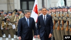 Presidents Bronislaw Komorowski (left) and Barack Obama review an honor guard at Poland's presidential palace in Warsaw on May 28.