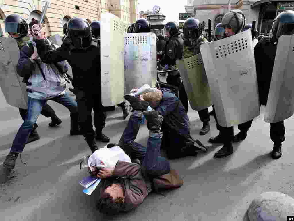 Милиция избивает демонстрантов на Пионерской площади