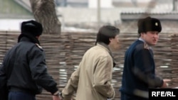 Осужденного мусульманина Валерия Твердохлеба увозят в СИЗО в Астану. Поселок Жаксы, Акмолинская область. 8 апреля 2010 года.