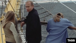 Владимир Путин с дочерьми на морской прогулке. 2002 год