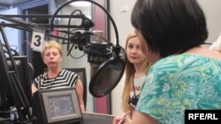 Волонтери «Донбас SOS» Олена Голодна, Віолета Артемчук і Лариса Бірюкова у студії Радіо Свобода в Празі