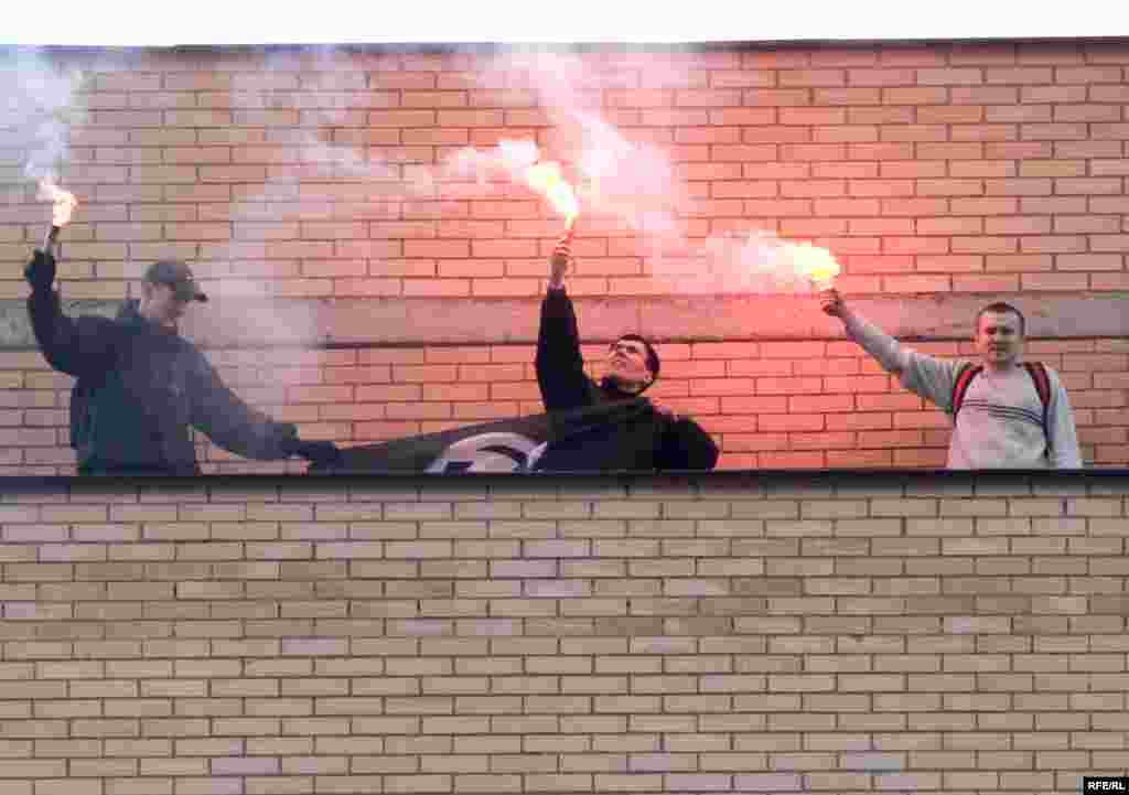 Нацболы выразили свой протест традиционным способом - зажгли фаеры и вывесили баннер на крыше ближайшего к суду жилого дома