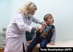 Львовский врач делает прививку от кори. Во Львовской области регистрируют самое большое количество непривитых детей и взрослых.