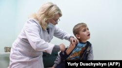 Administrarea vaccinului anti-rujeolic intr-o școală din Ucraina