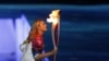 Олимпийский факел несет российская теннисистка Мария Шарапова
