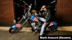 Пітер Фонда поруч із реплікою мотоциклу, на якому він їздив у своєму фільму «Безтурботний наїник», 2009 рік